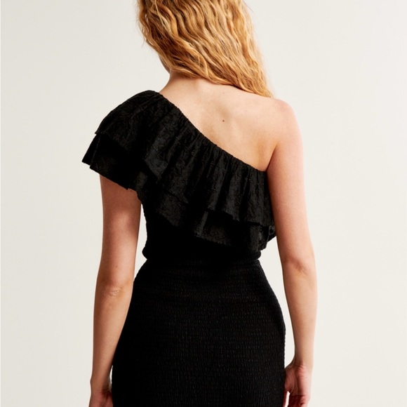 Asymmetrical One-Shoulder Ruffle
Set Top, NWT Black, medium - Picture 4 of 6